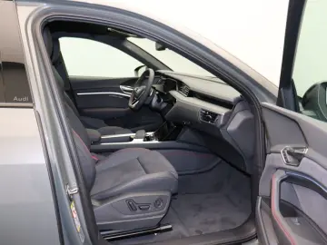 Q8 Sportback e-tron 50 quattro S line LED Navi