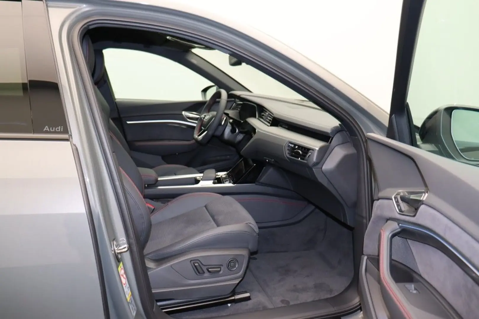 Q8 Sportback e-tron 50 quattro S line LED Navi