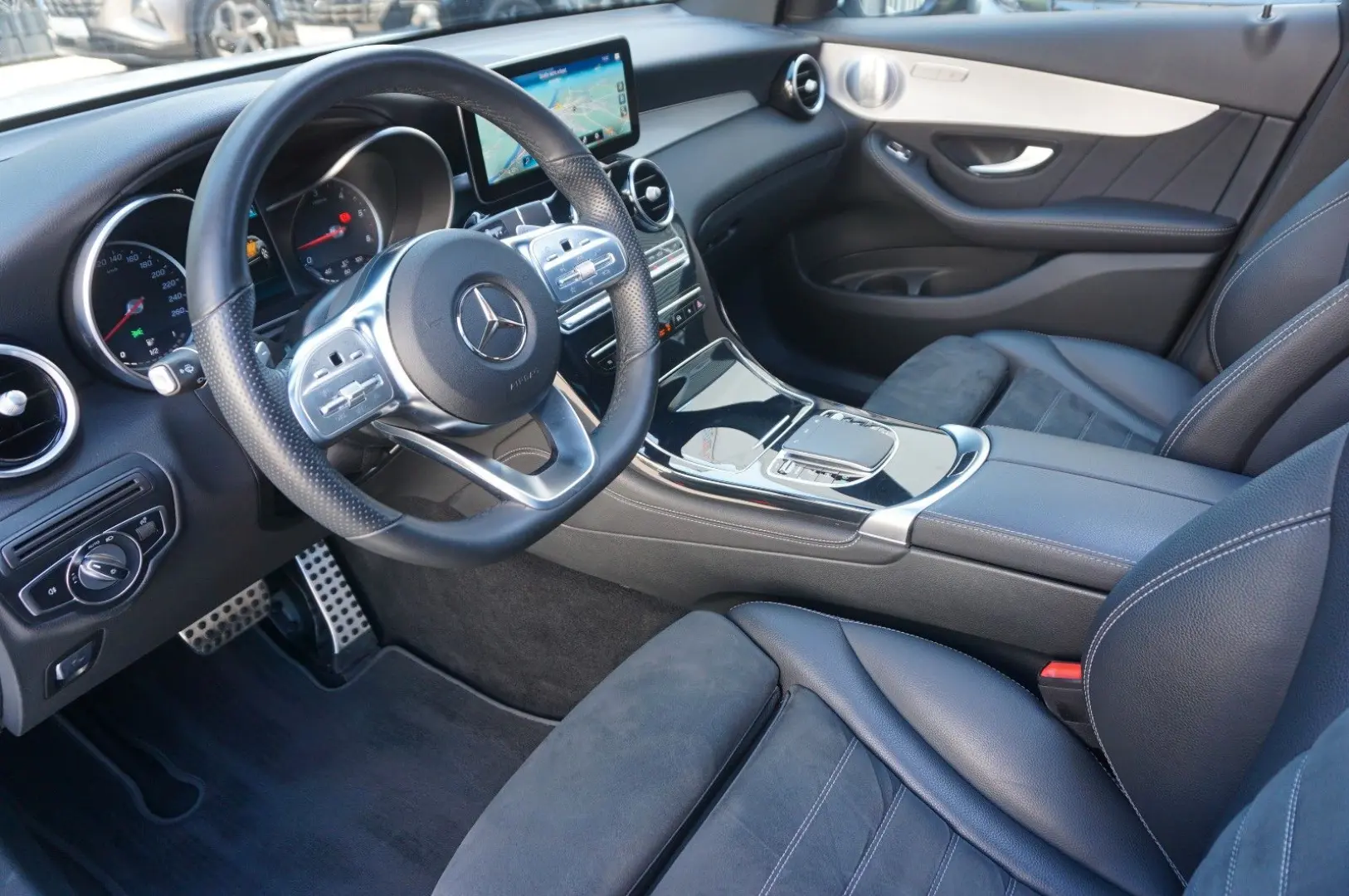 GLC 400d 4Matic AMG Pano HPLED AHK Distr Burmest