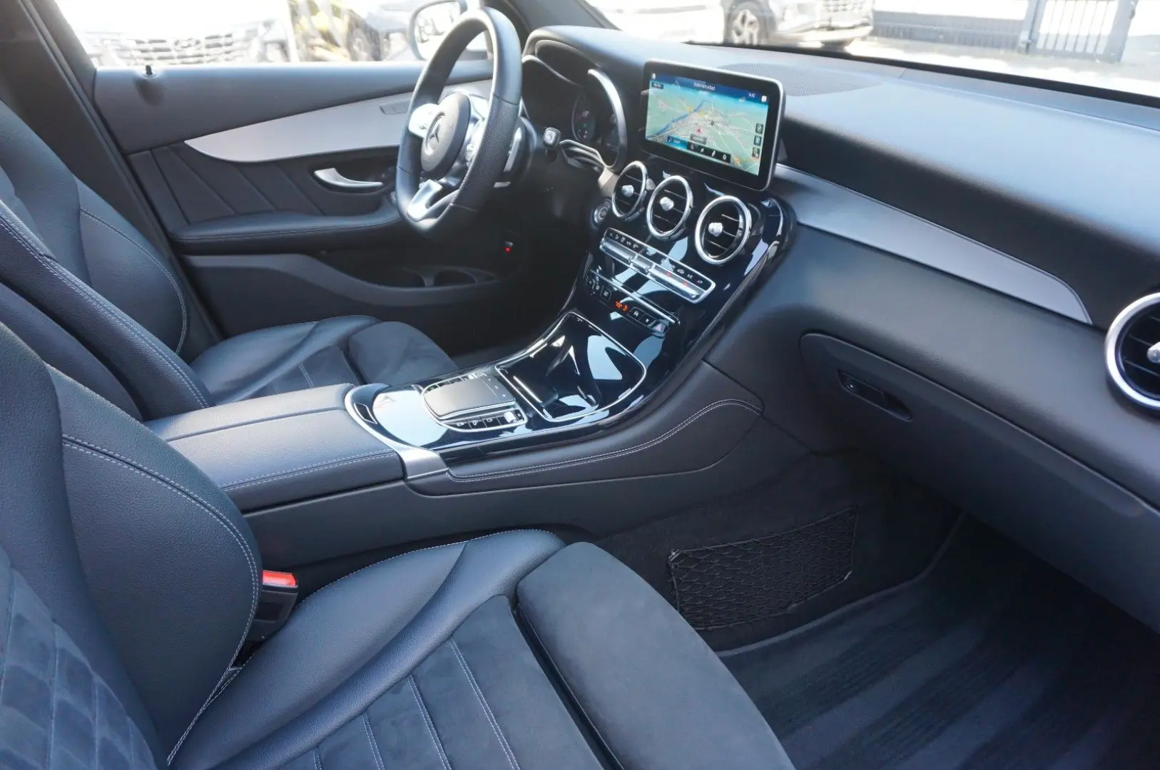 GLC 400d 4Matic AMG Pano HPLED AHK Distr Burmest