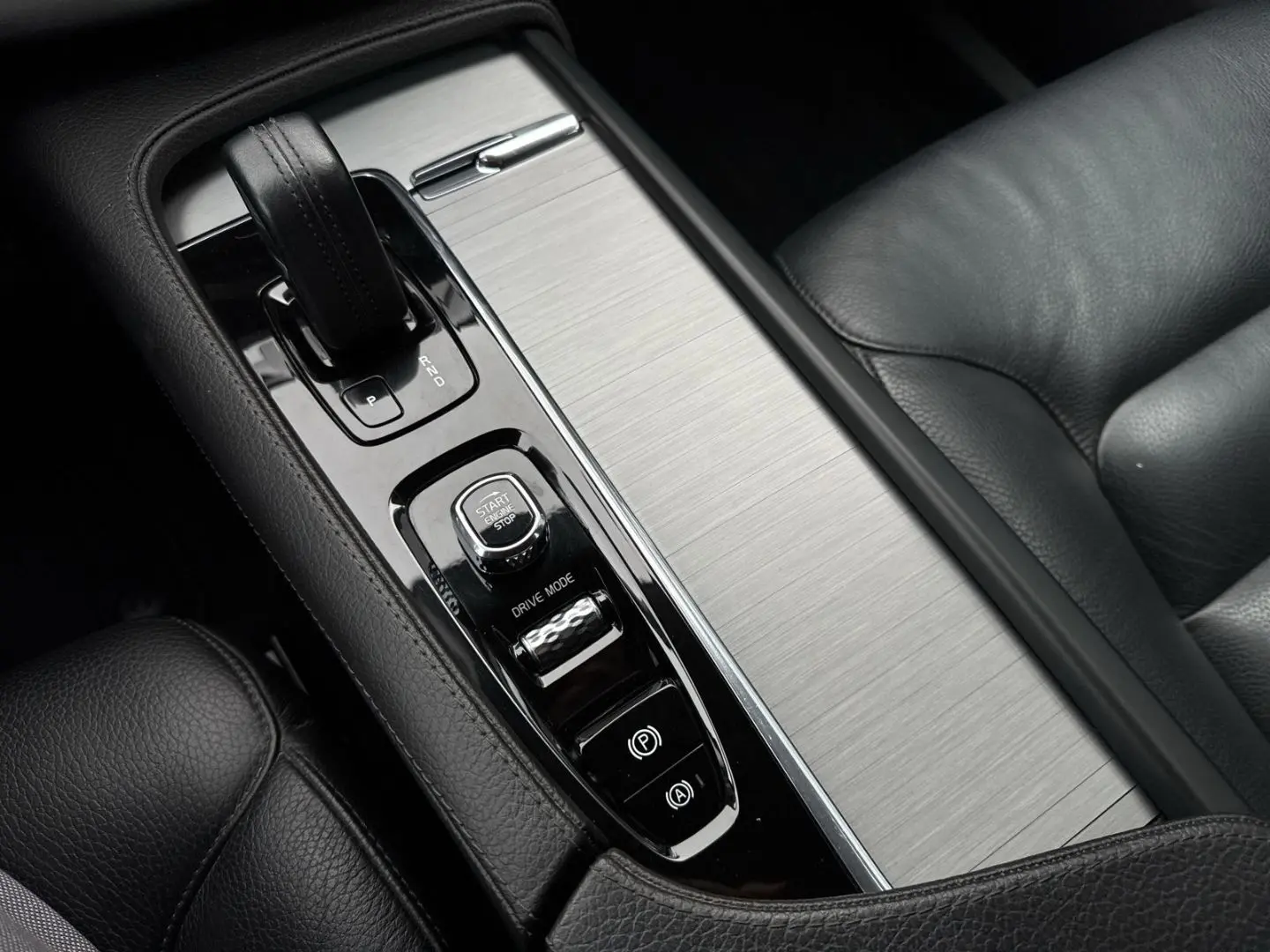 XC90 Momentum Pro B5D AWD StandHZG H&K Navi Lede
