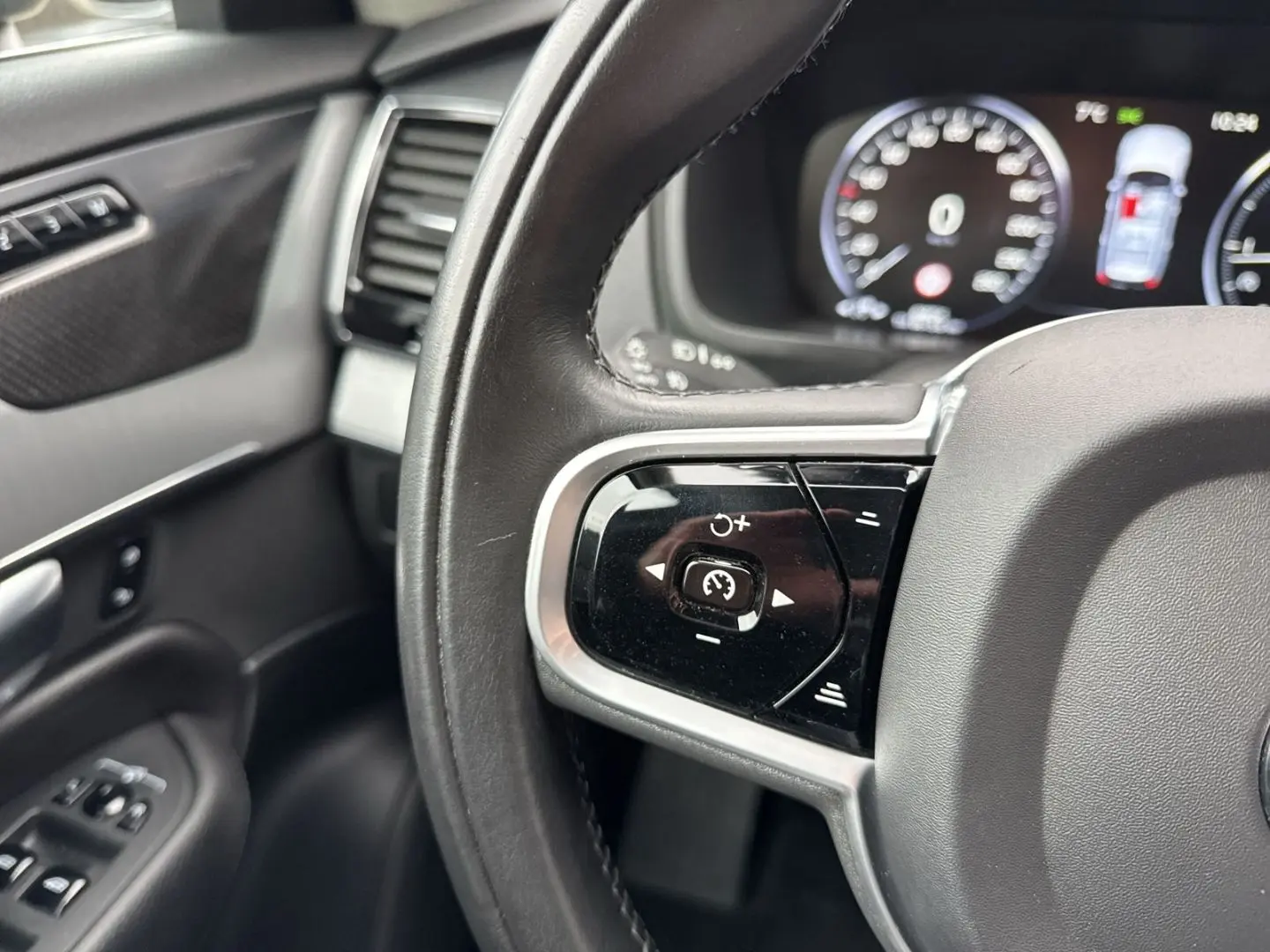 XC90 Momentum Pro B5D AWD StandHZG H&K Navi Lede