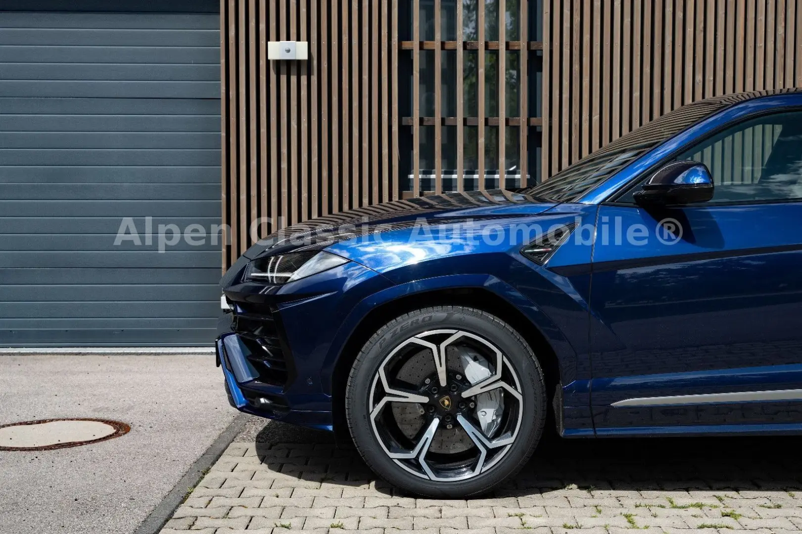 Urus  B&O Massage Carbon Soft Close 22