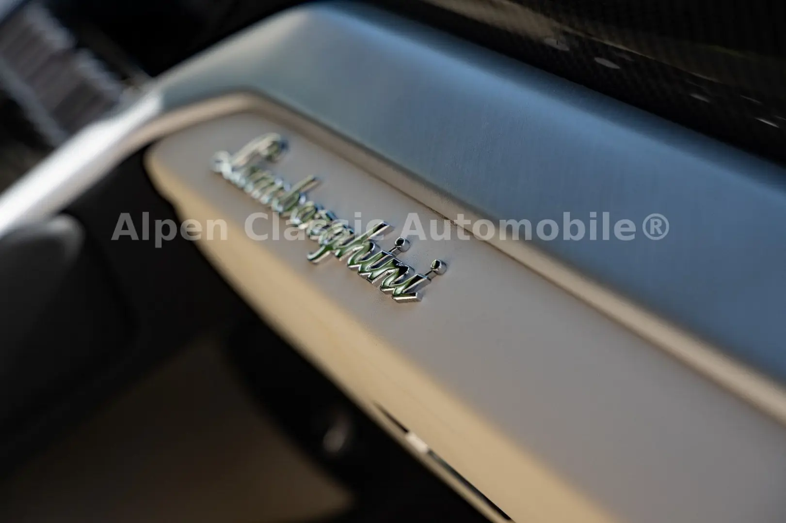 Urus  B&O Massage Carbon Soft Close 22