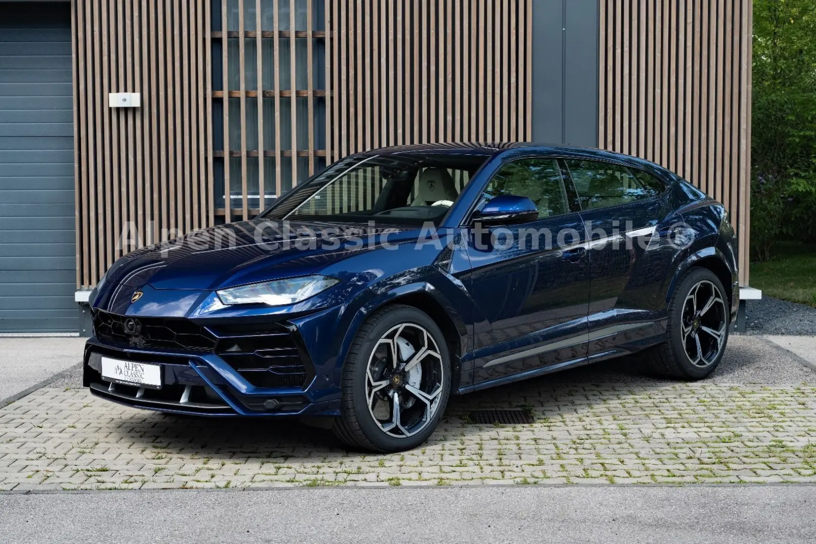 Urus  B&O Massage Carbon Soft Close 22