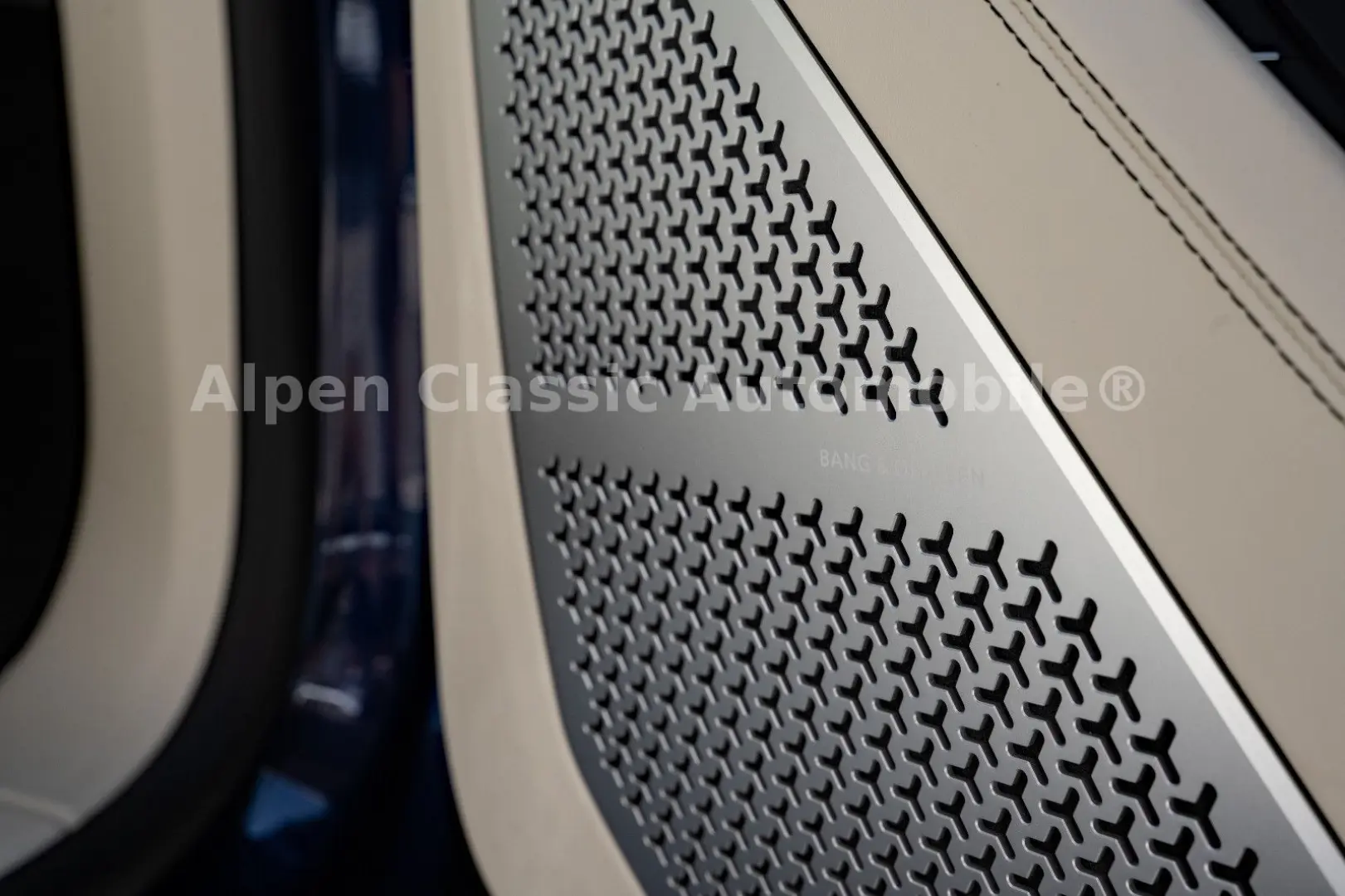 Urus  B&O Massage Carbon Soft Close 22