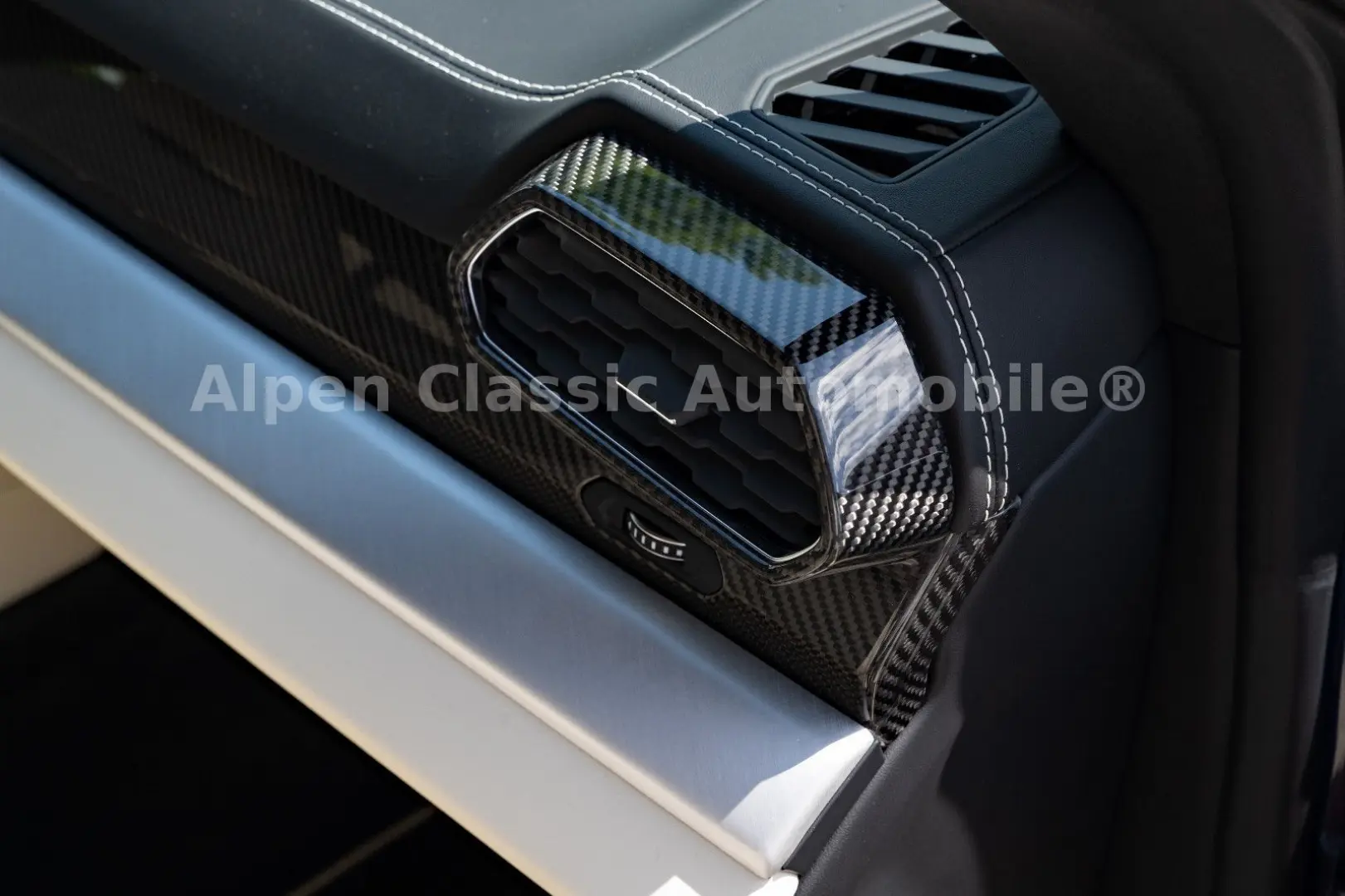 Urus  B&O Massage Carbon Soft Close 22