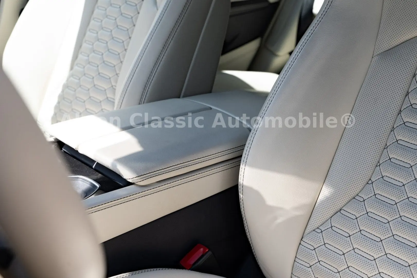 Urus  B&O Massage Carbon Soft Close 22