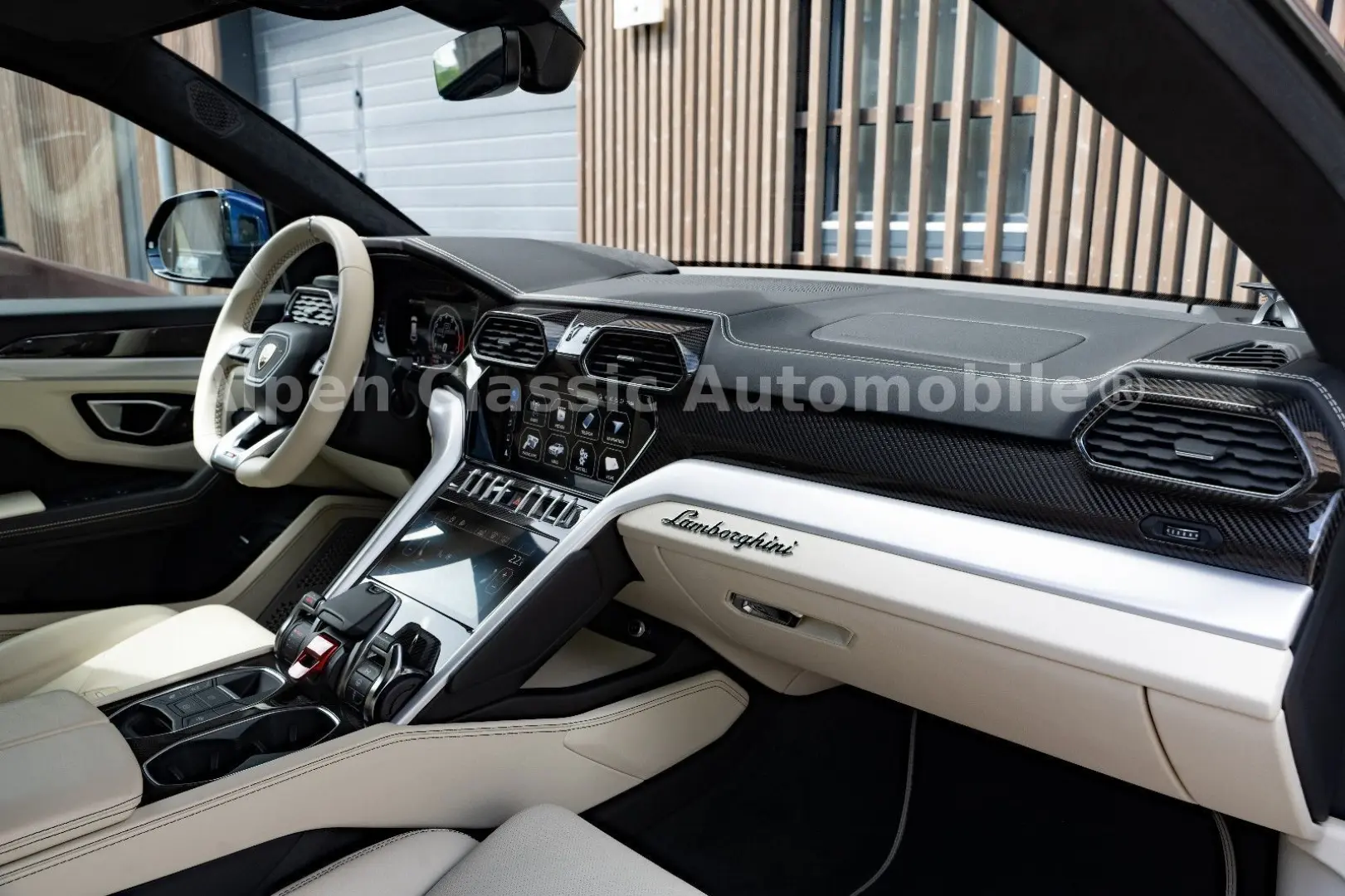 Urus  B&O Massage Carbon Soft Close 22