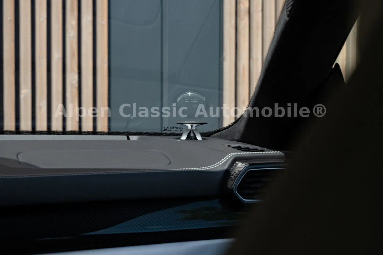 Urus  B&O Massage Carbon Soft Close 22
