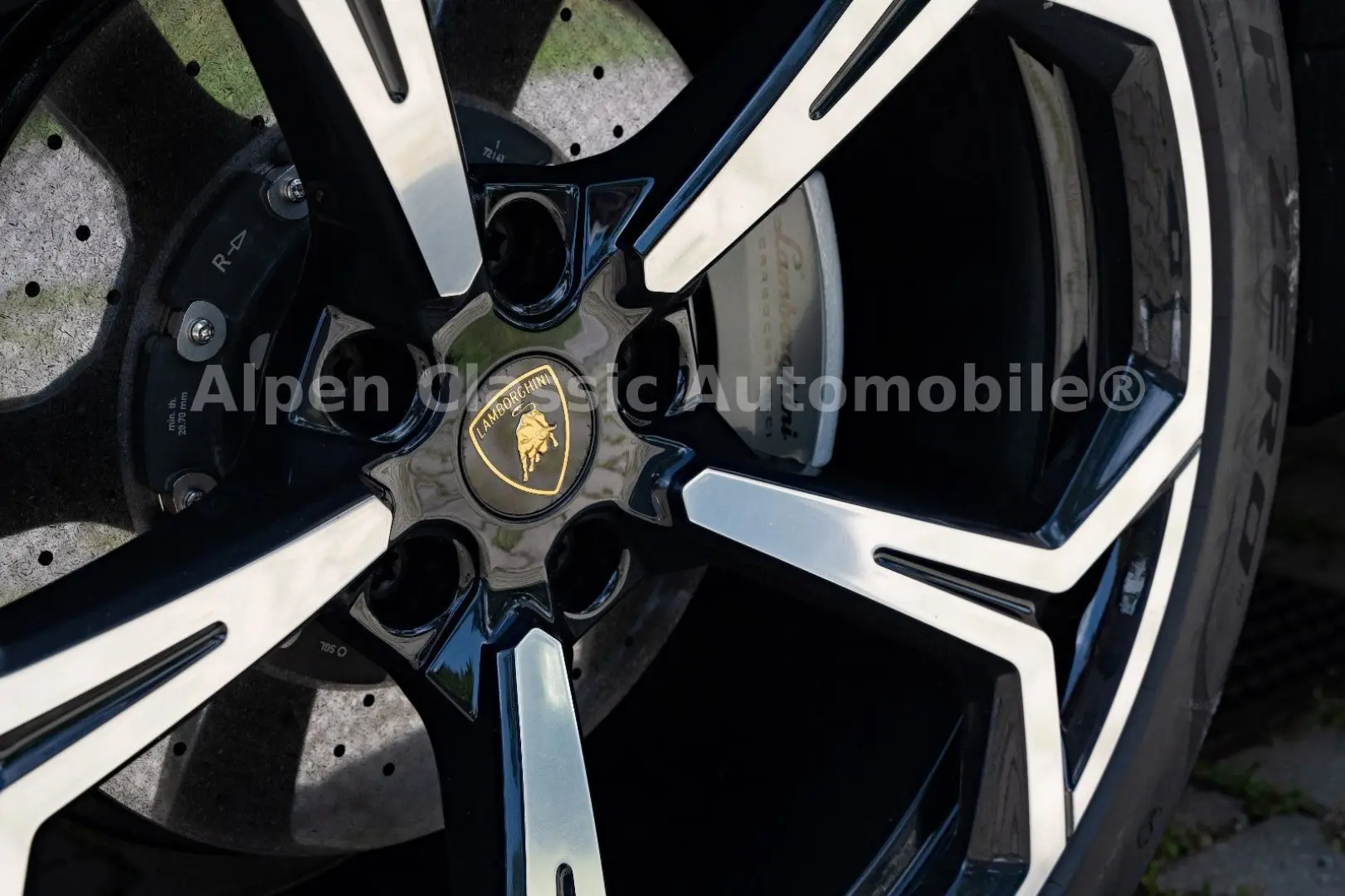 Urus  B&O Massage Carbon Soft Close 22