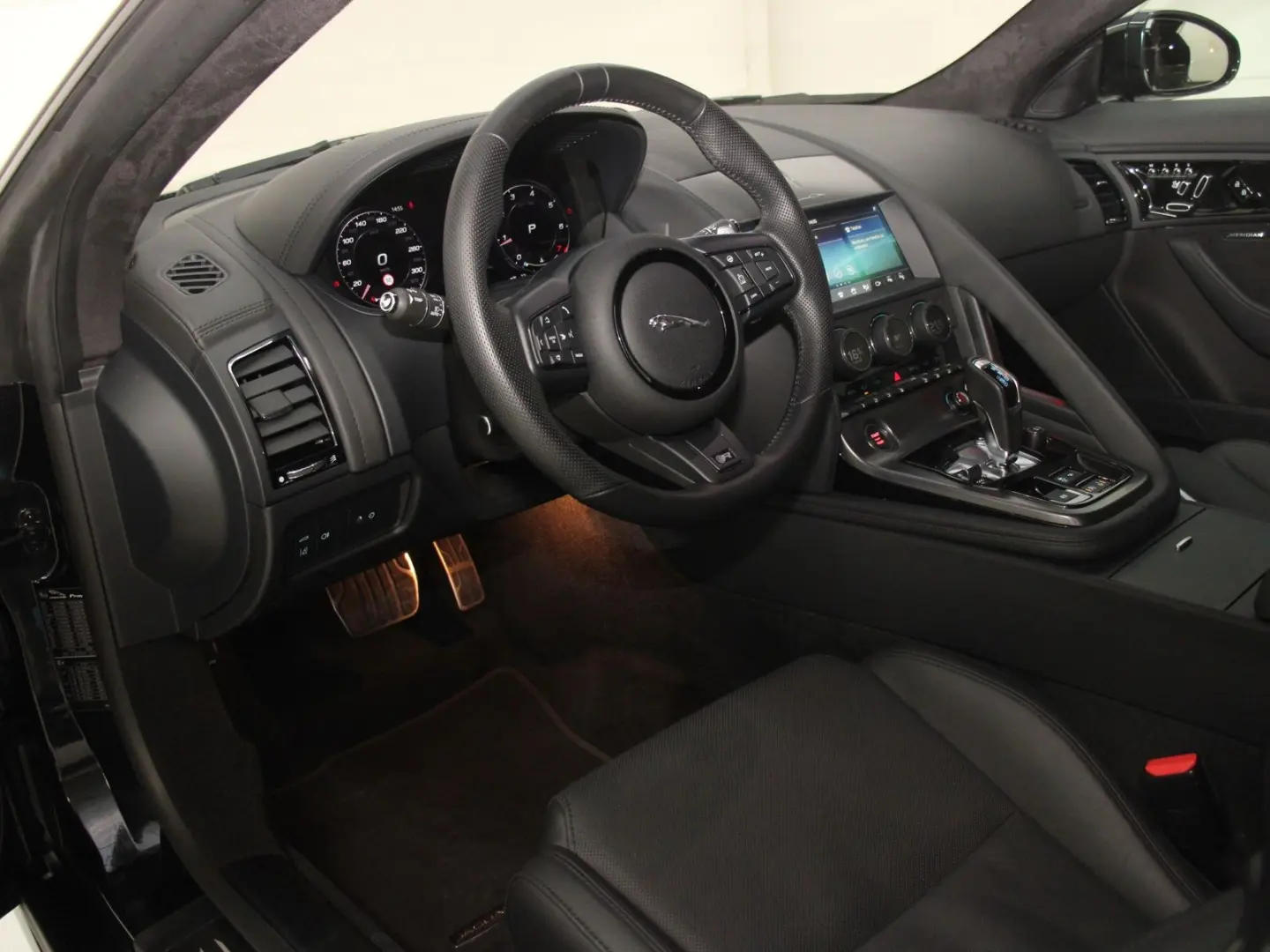 F-Type Coupe P575 AWD Aut. R75 DAB LED RFK PDC