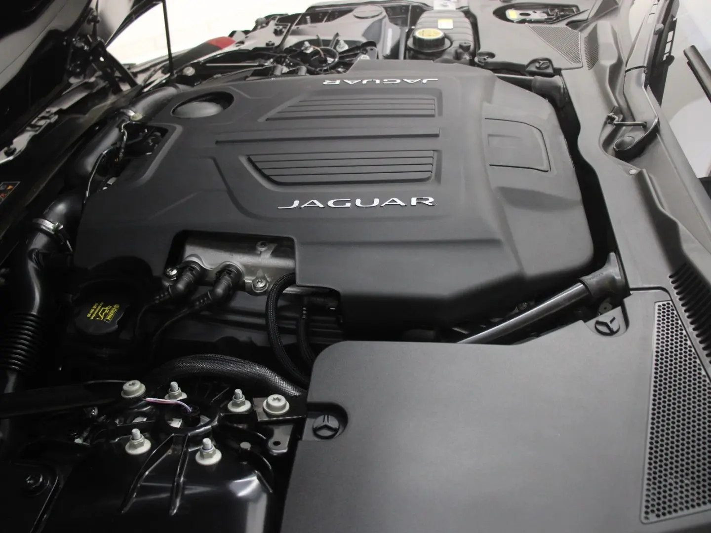 F-Type Coupe P575 AWD Aut. R75 DAB LED RFK PDC