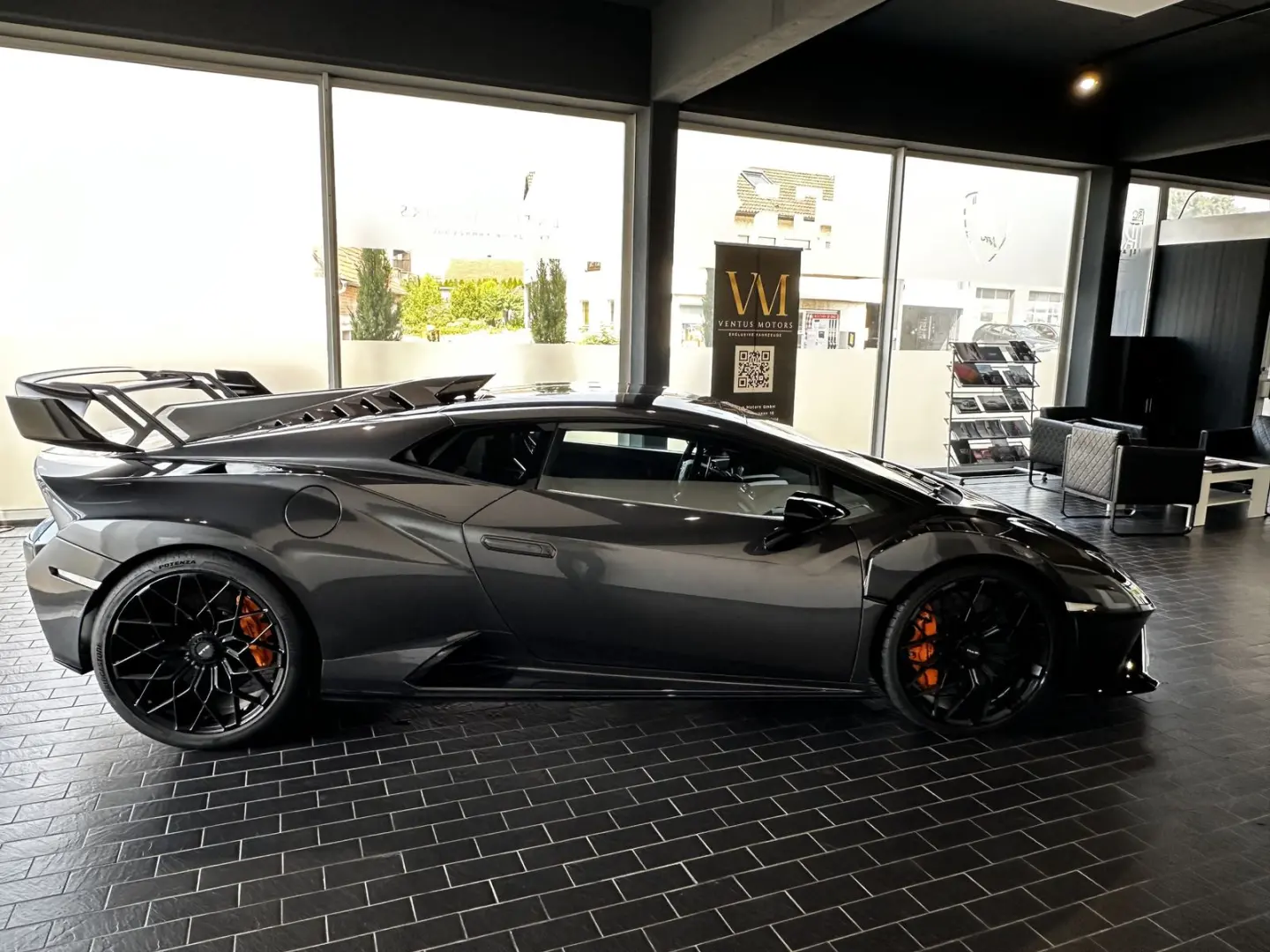 Huracán STO *LIFT*V10*WARRANTY*AKRAPOVIC*