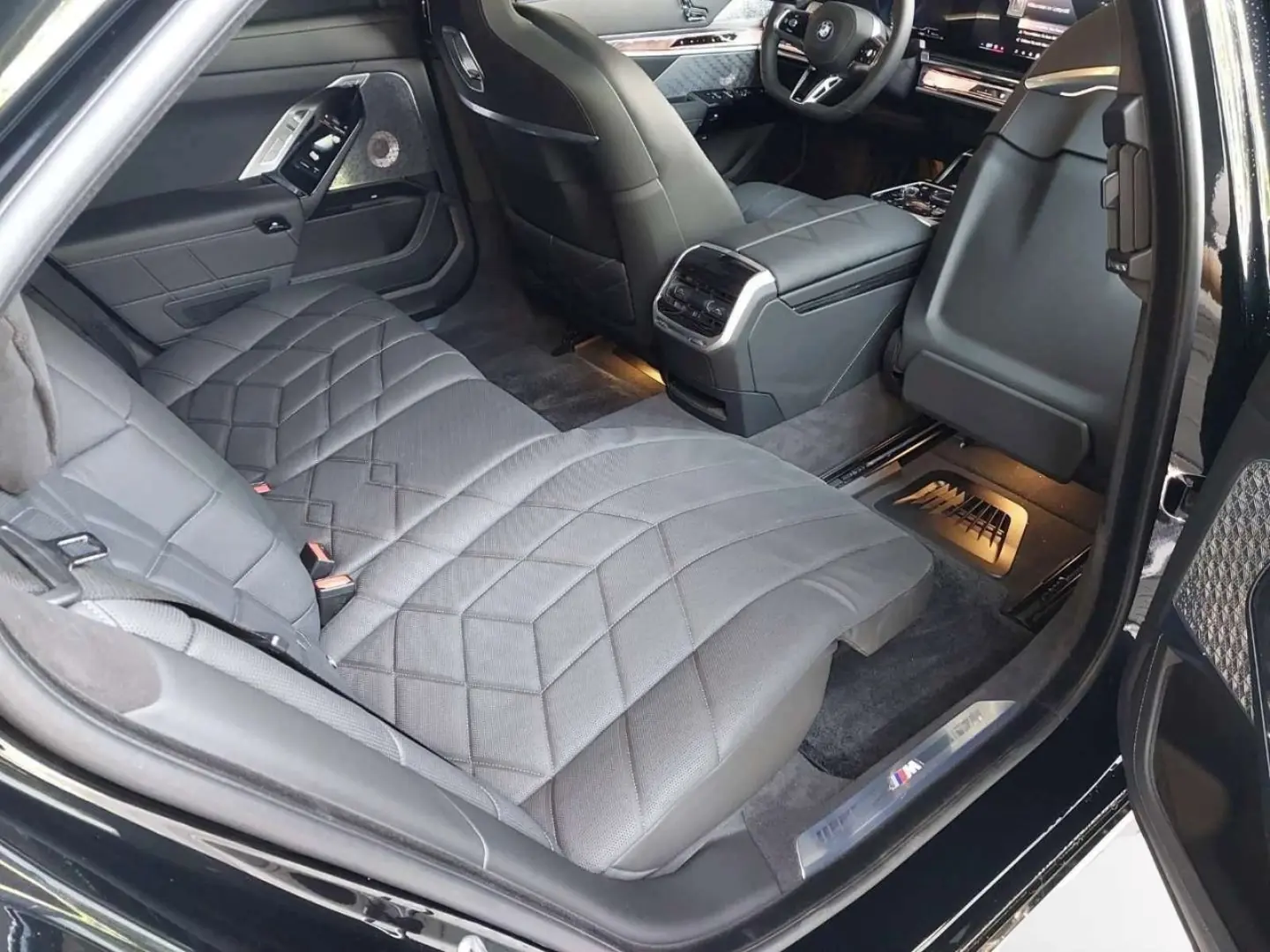 750e xDrive M Sport|SkyLounge|Autobahnass.|B&W