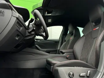 Octavia RS 2.0TSi DSG Leder NAVI KESSY DCC LM19