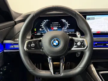 M760e xDrive Lounge Seating Sky Lounge M Perform