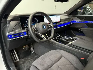 M760e xDrive Lounge Seating Sky Lounge M Perform