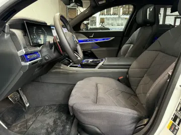 M760e xDrive Lounge Seating Sky Lounge M Perform