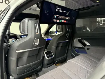 M760e xDrive Lounge Seating Sky Lounge M Perform