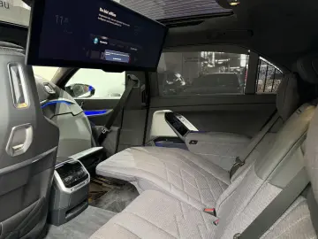 M760e xDrive Lounge Seating Sky Lounge M Perform