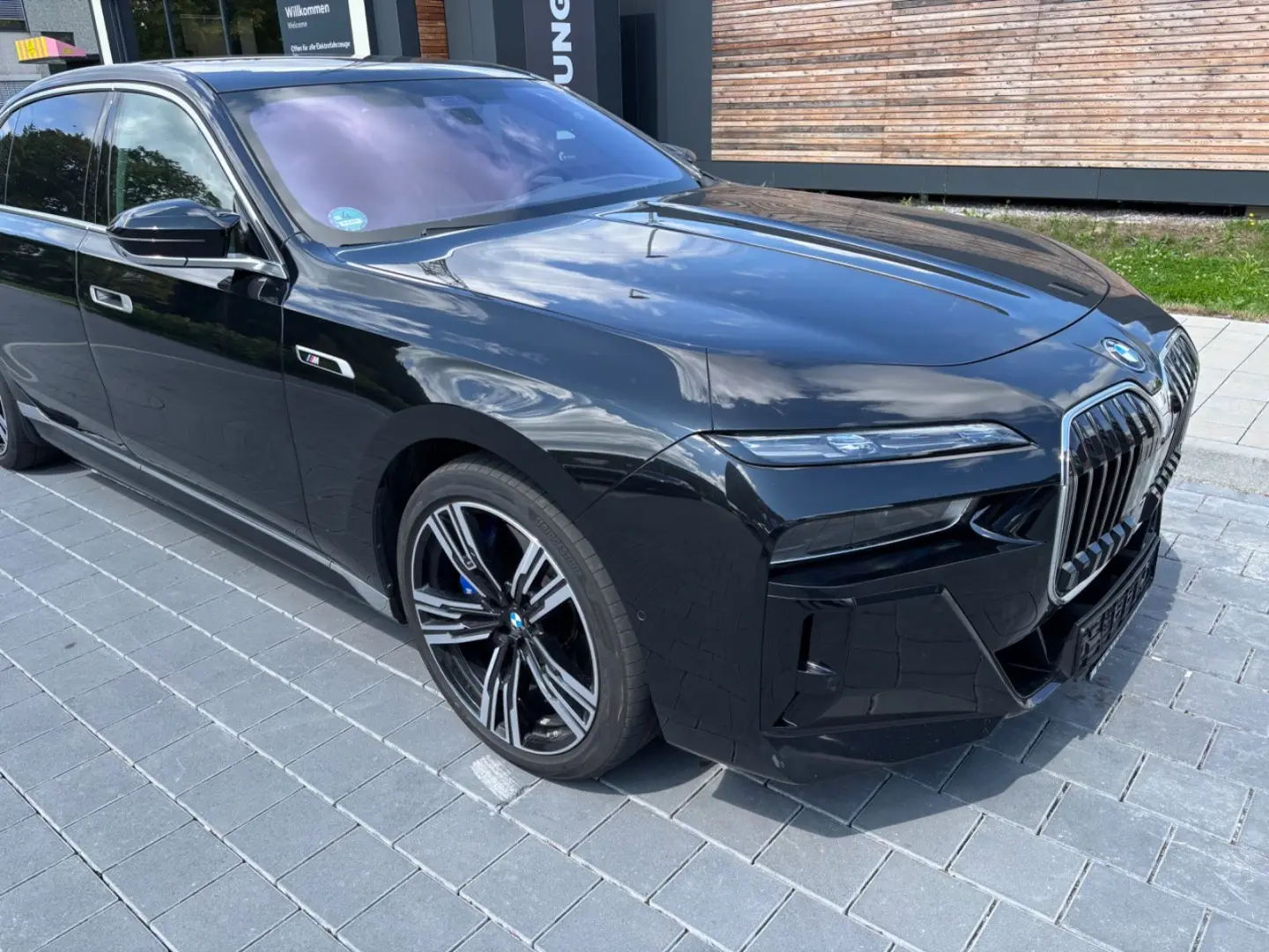 M760 e xDrive Iconic SkyDACH Autobahnassistent