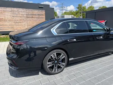 M760 e xDrive Iconic SkyDACH Autobahnassistent