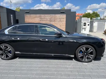M760 e xDrive Iconic SkyDACH Autobahnassistent