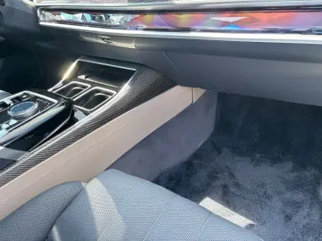 M760 e xDrive Iconic SkyDACH Autobahnassistent