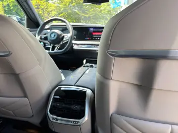 M760 e xDrive Iconic SkyDACH Autobahnassistent
