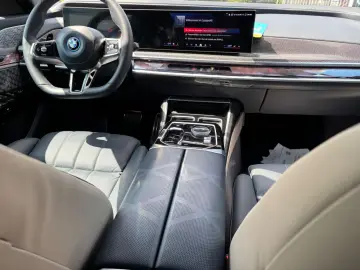 M760 e xDrive Iconic SkyDACH Autobahnassistent