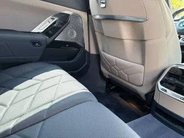 M760 e xDrive Iconic SkyDACH Autobahnassistent