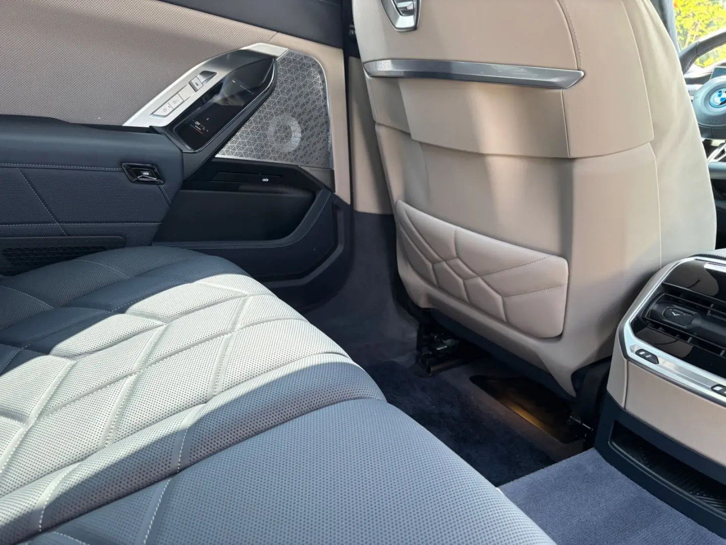 M760 e xDrive Iconic SkyDACH Autobahnassistent
