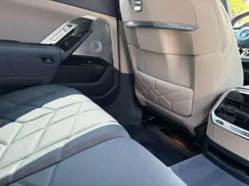 M760 e xDrive Iconic SkyDACH Autobahnassistent