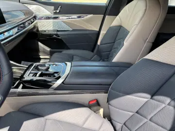 M760 e xDrive Iconic SkyDACH Autobahnassistent