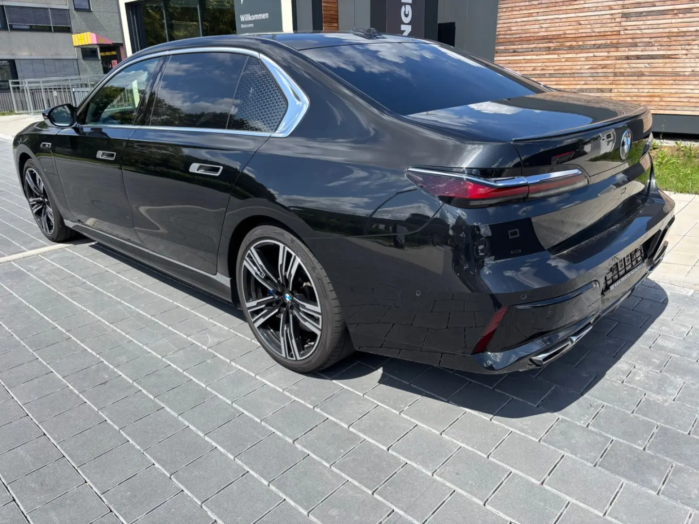 M760 e xDrive Iconic SkyDACH Autobahnassistent