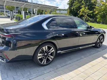 M760 e xDrive Iconic SkyDACH Autobahnassistent