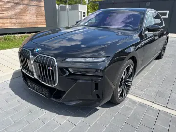 M760 e xDrive Iconic SkyDACH Autobahnassistent