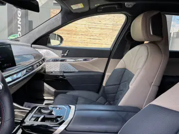 M760 e xDrive Iconic SkyDACH Autobahnassistent