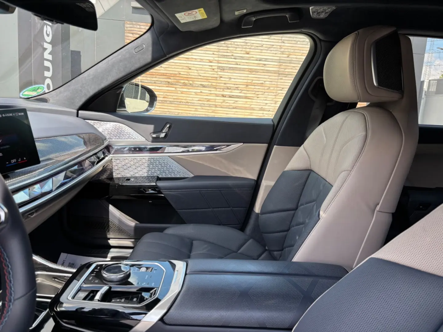 M760 e xDrive Iconic SkyDACH Autobahnassistent