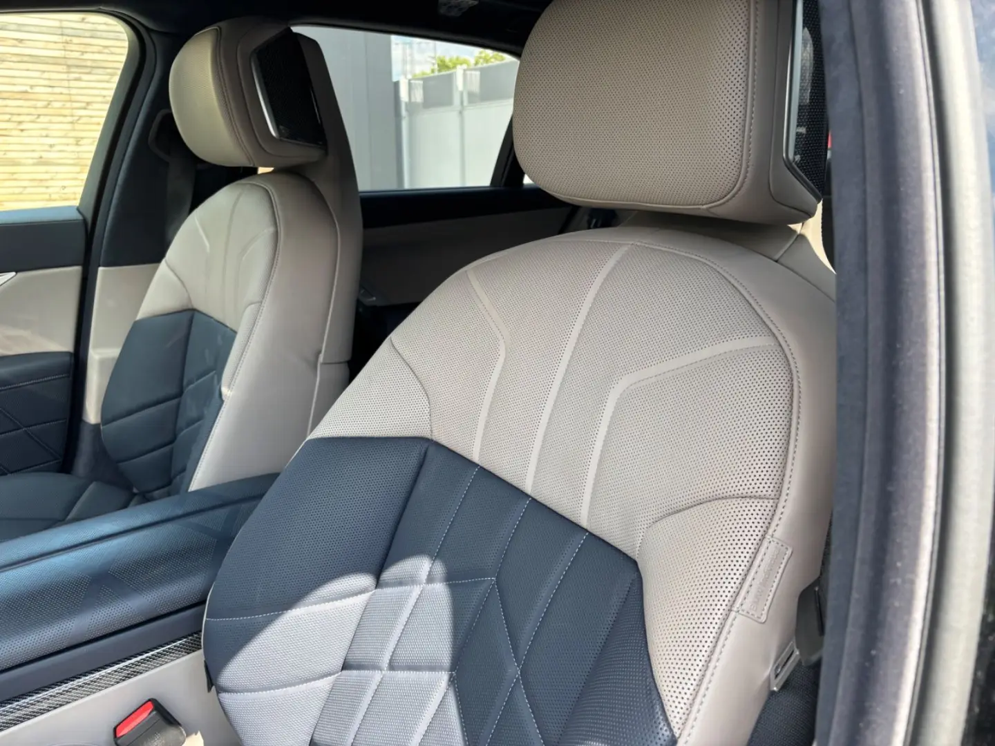 M760 e xDrive Iconic SkyDACH Autobahnassistent