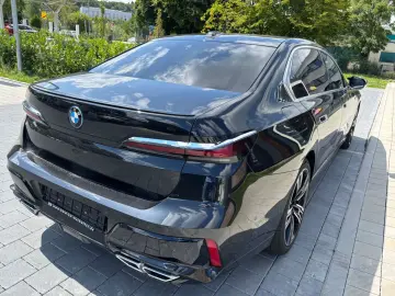 M760 e xDrive Iconic SkyDACH Autobahnassistent