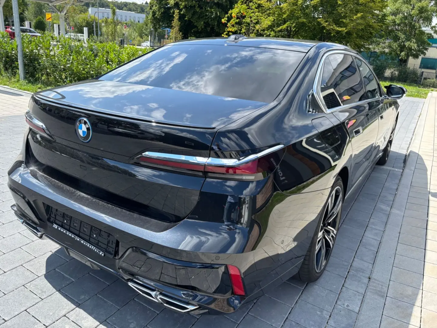 M760 e xDrive Iconic SkyDACH Autobahnassistent
