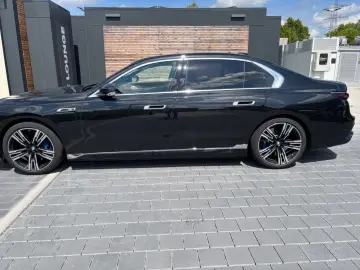 M760 e xDrive Iconic SkyDACH Autobahnassistent