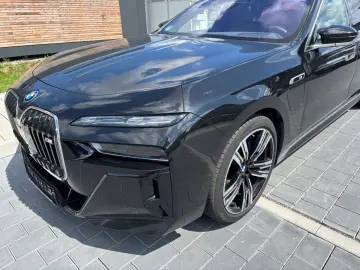 M760 e xDrive Iconic SkyDACH Autobahnassistent