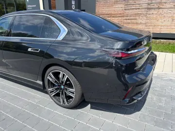 M760 e xDrive Iconic SkyDACH Autobahnassistent