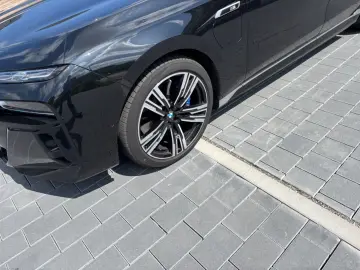 M760 e xDrive Iconic SkyDACH Autobahnassistent