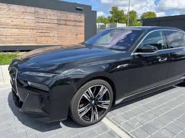 M760 e xDrive Iconic SkyDACH Autobahnassistent