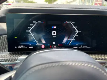 M760 e xDrive Iconic SkyDACH Autobahnassistent