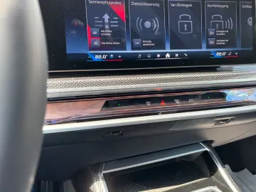 M760 e xDrive Iconic SkyDACH Autobahnassistent